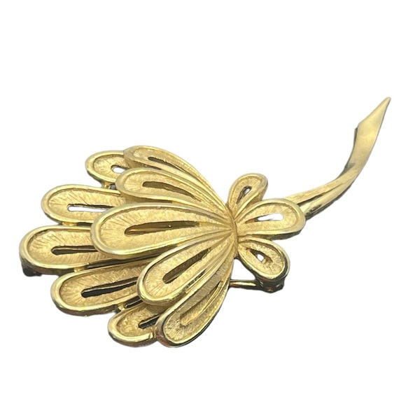 Crown Trifari vintage textured gold tone flower brooch pin